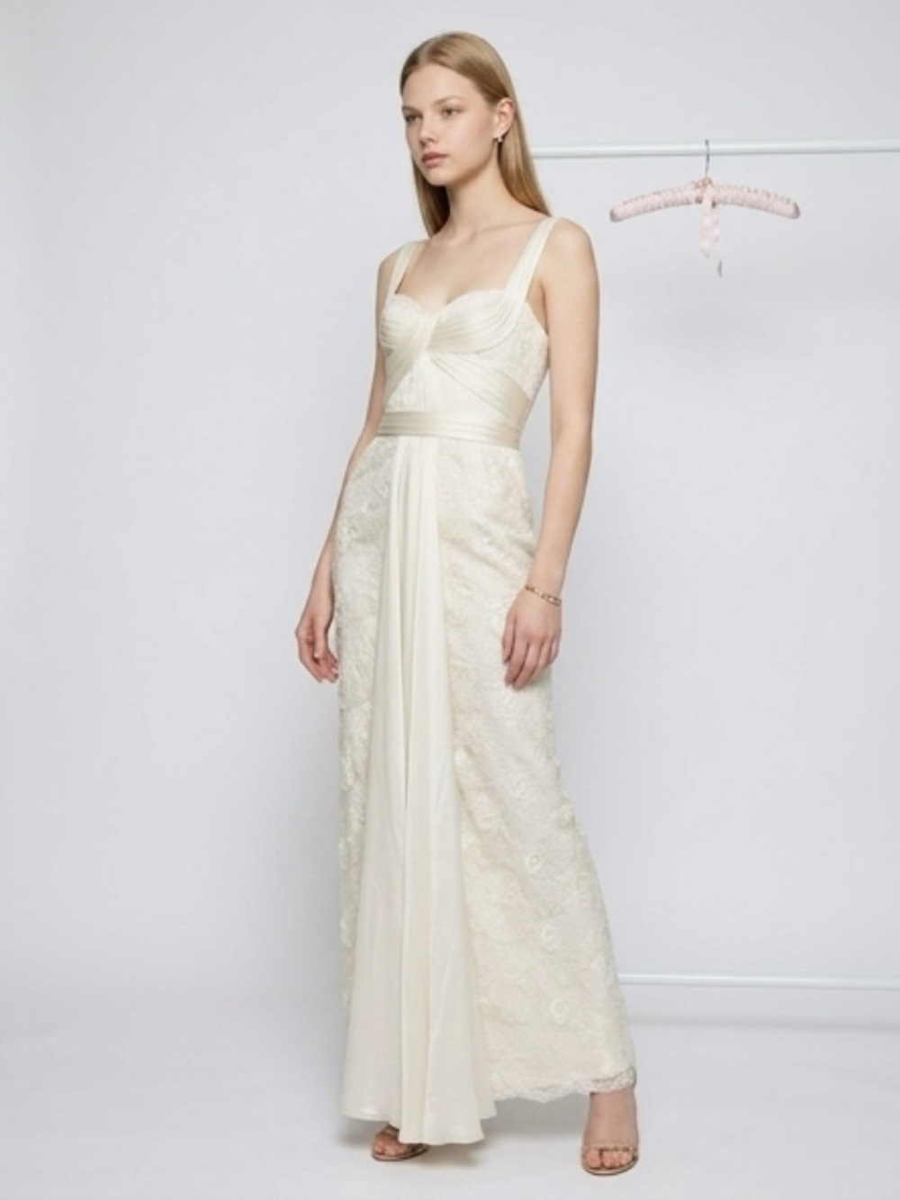 Mignon Ivory Lace Tiered Gown Sweetheart Neckline Size 6